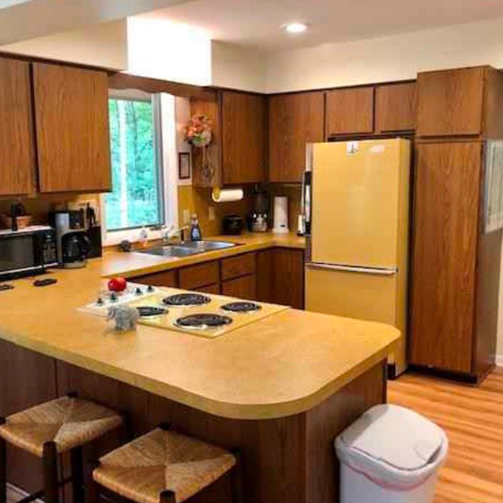 Entry 25 - This kitchen is in need of some new, modern cabinetry!