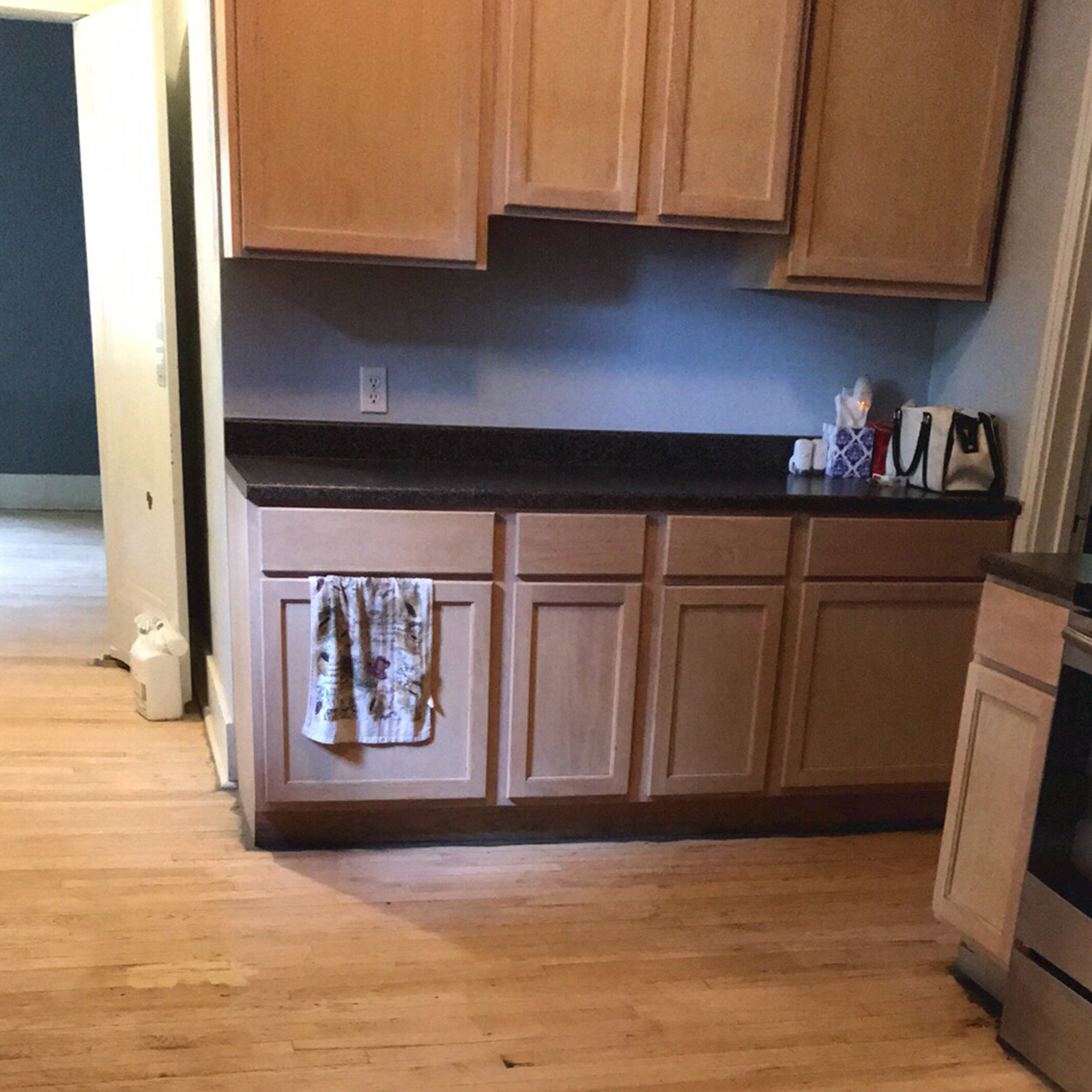 Entry 52 - Replacing these cabinets could completely transform this kitchen