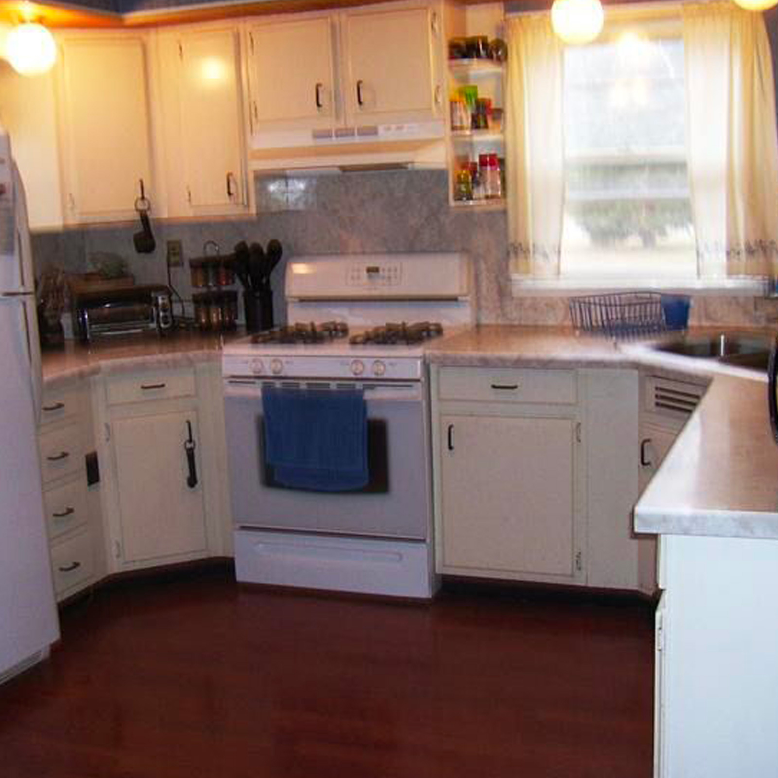 Entry 81 - This outdated kitchen is in definite need of a makeover