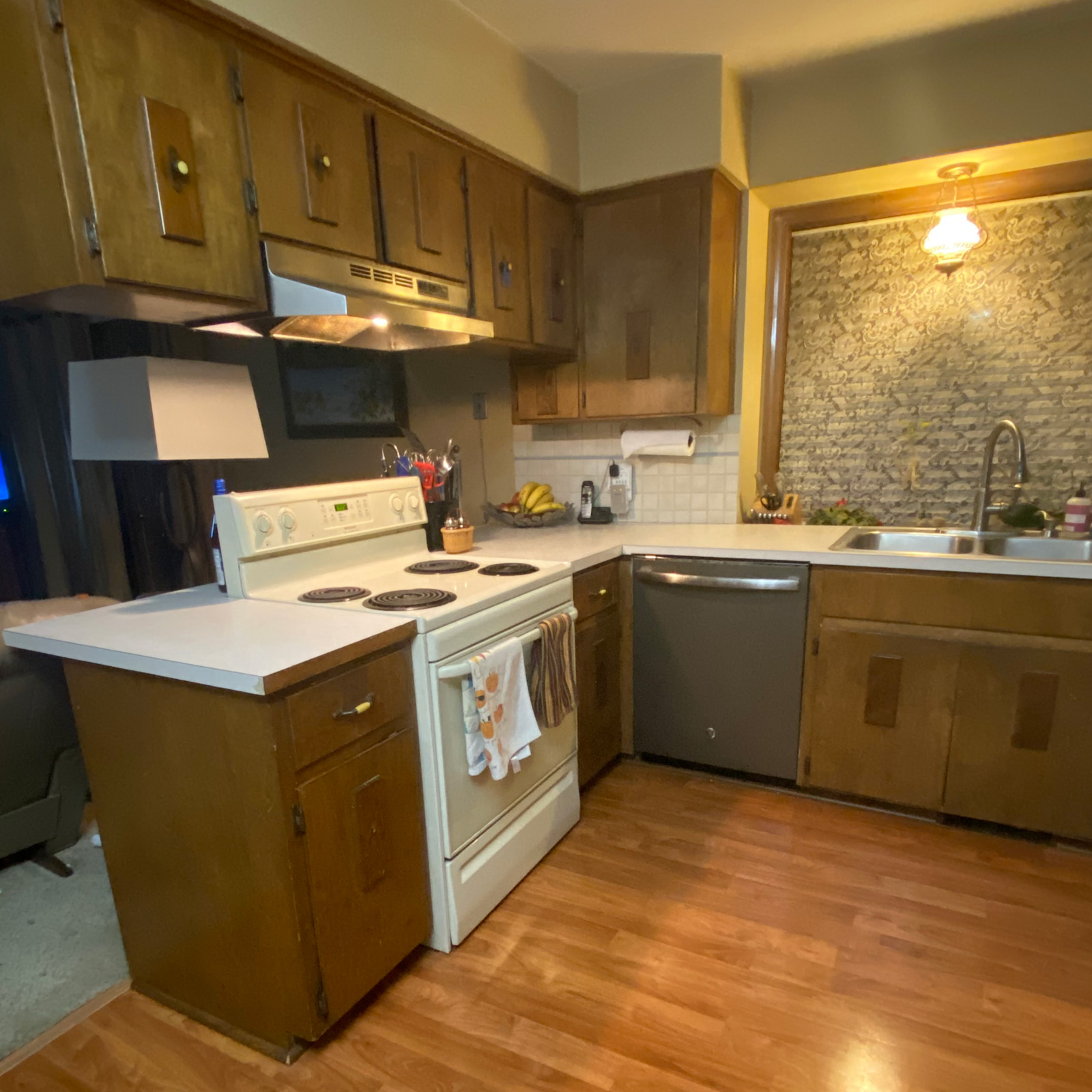 Entry 92 - Outdated cabinetry & hardware makes for a tired kitchen