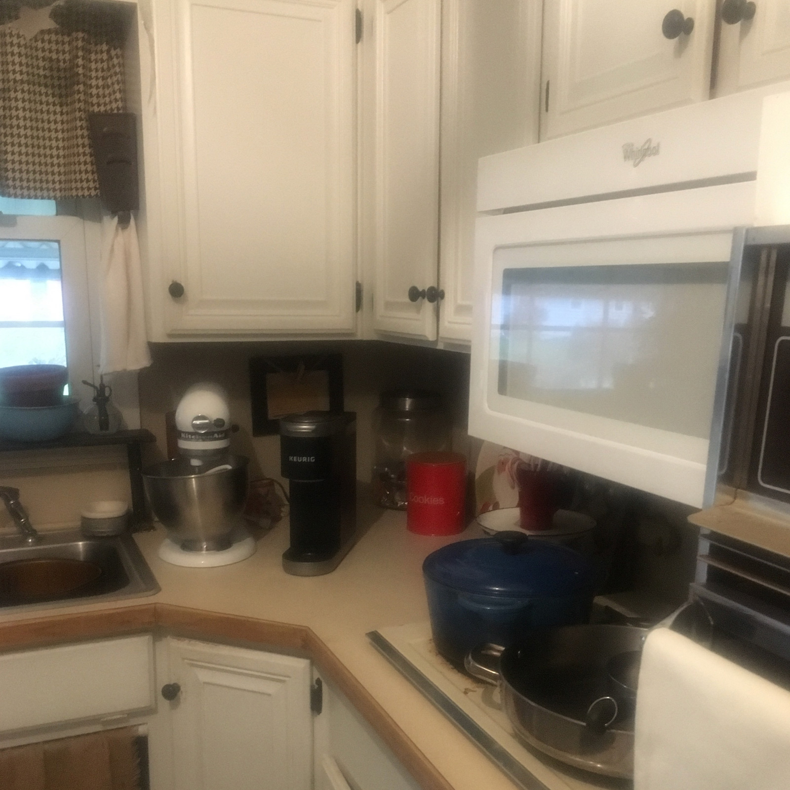 Entry 93 - Lackluster cabinets make this kitchen look old-school